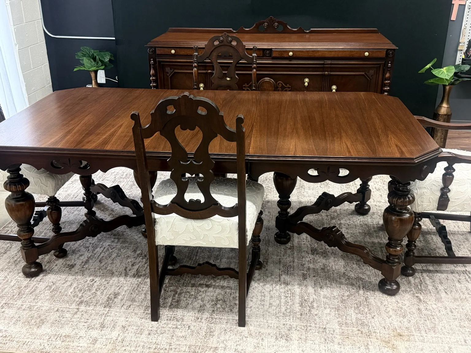 The Berkshire Collection Rockford dining suite